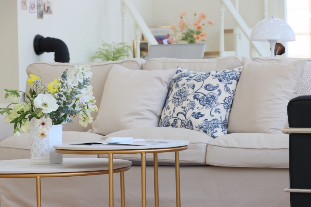 sofa, book, living room-7066157.jpg